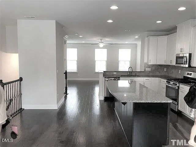 4 bed, 3.5 bath, 2500 sqft, $2,300 — Photo 3