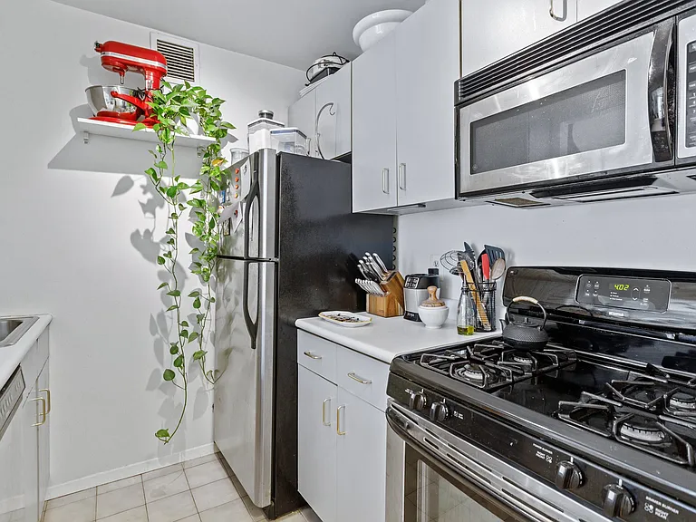 445 W 19th St #5E — Photo 9