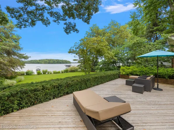 3377 W Shore Dr, Orchard Lake, MI 48324