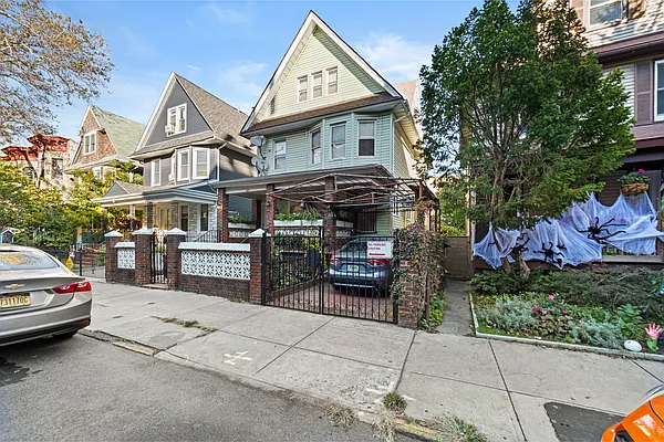 Rented by Aron Fried, LREB | media 1