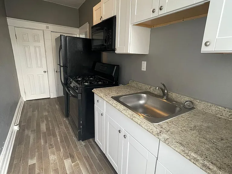 2516 Barclay St — Photo 1