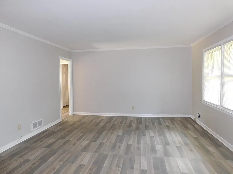 2921 Stratford Dr — Photo 3