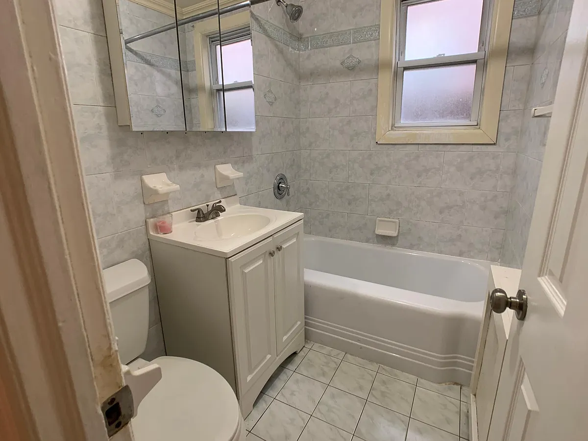 Building Photo - 2313 Tenbroeck Ave #1