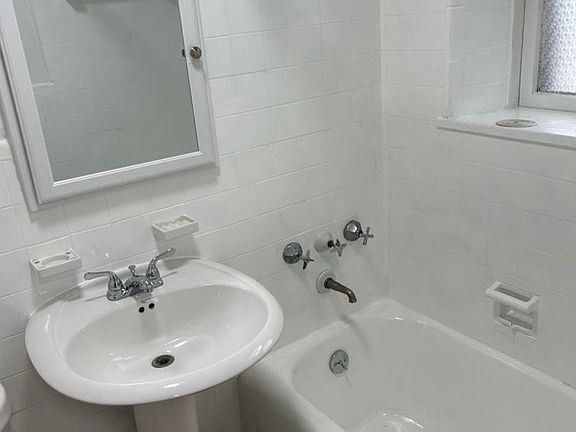4th image of 1385 Manor Park Ave #14