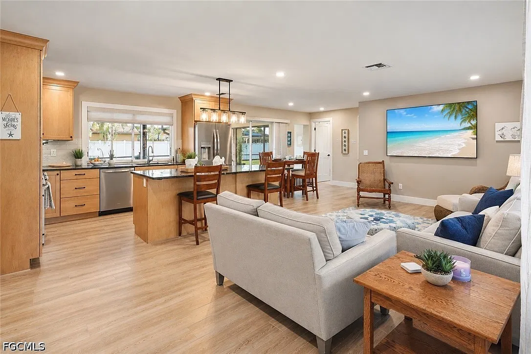 3 bed, 2.0 bath, 1820 sqft, $3,500 — Photo 4