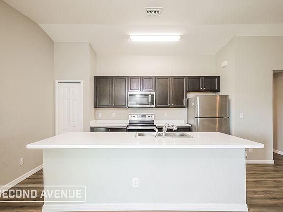 4th image of 930 NE 16th Ter
