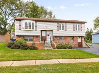 2215 Evergreen Ln, Woodridge, IL