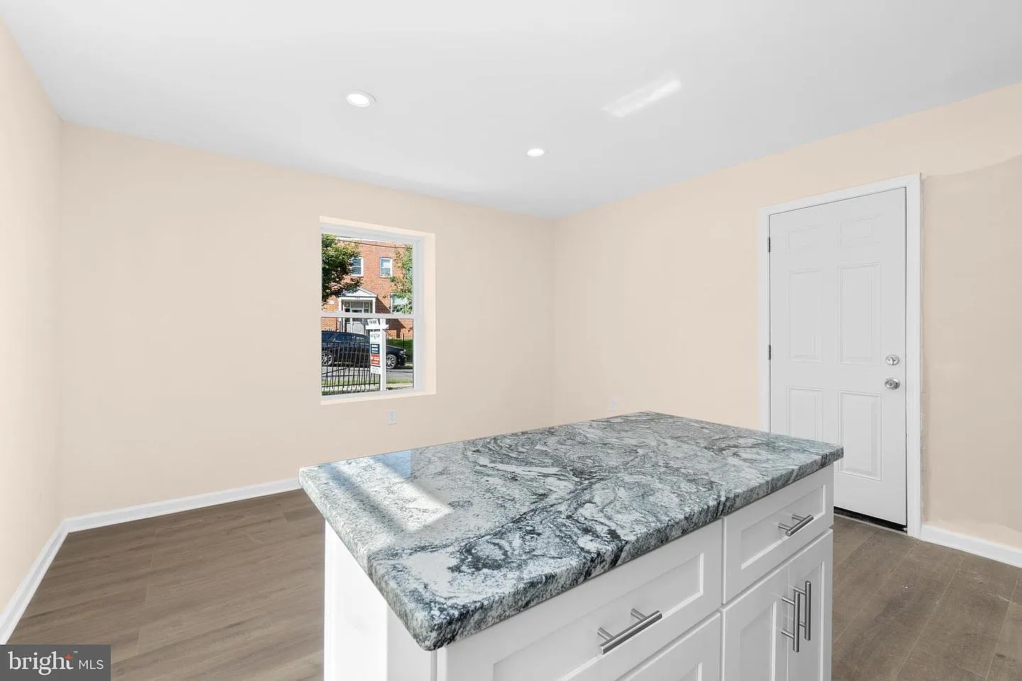 3 bed, 1200 sqft, $2,900 — Photo 3