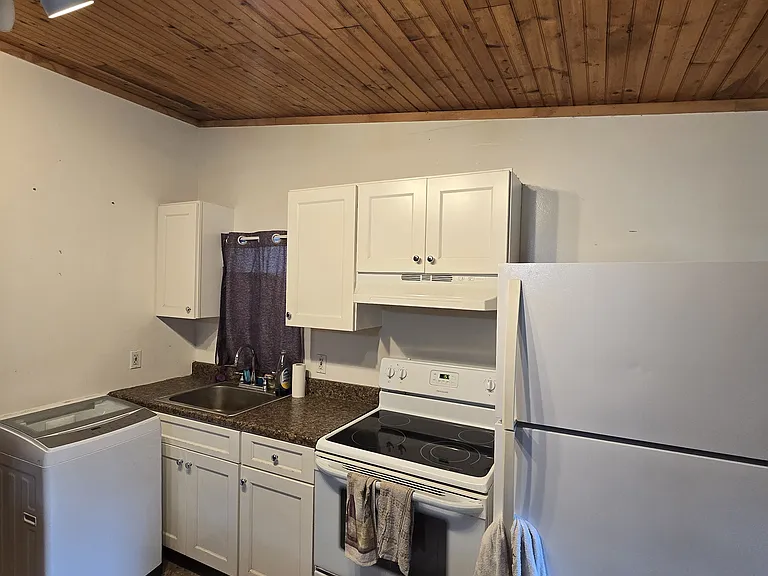 995 N Quaker Ln — Photo 7