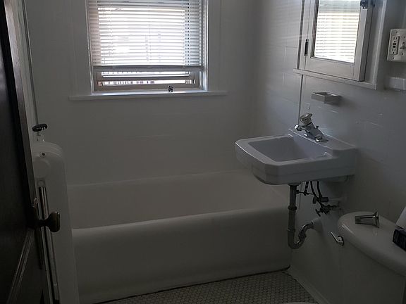 5th image of 2216 Garfield Ave APT 208