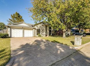 815 Quail Brook Dr, Arlington, TX 76001