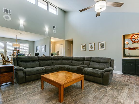 4th image of 633 Amberjack Dr