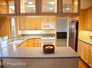 700 Livingood Ln, Lake Oswego, OR