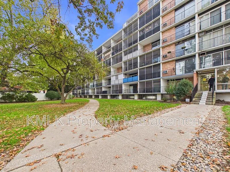 1 bed, 1.0 bath, 650 sqft, $895 — Photo 3