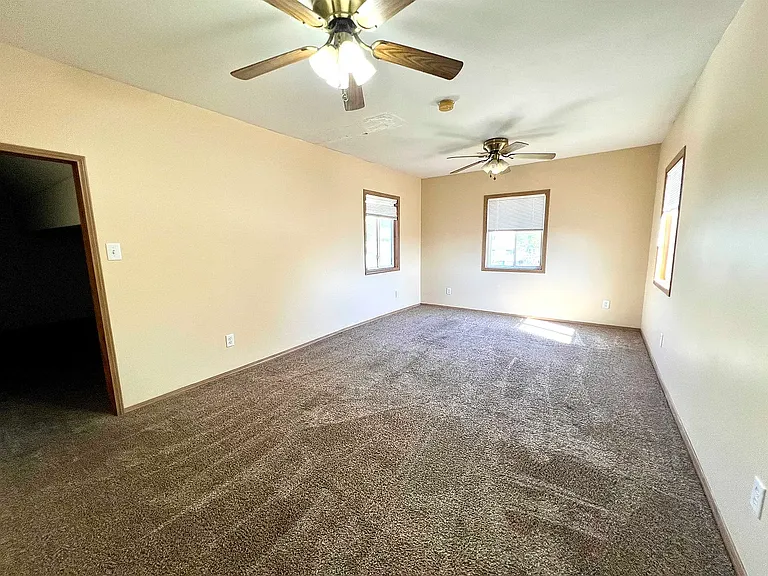 210 W Chestnut Ave — Photo 5