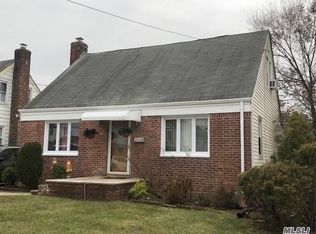 10 Irving St S, Valley Stream, NY 11580