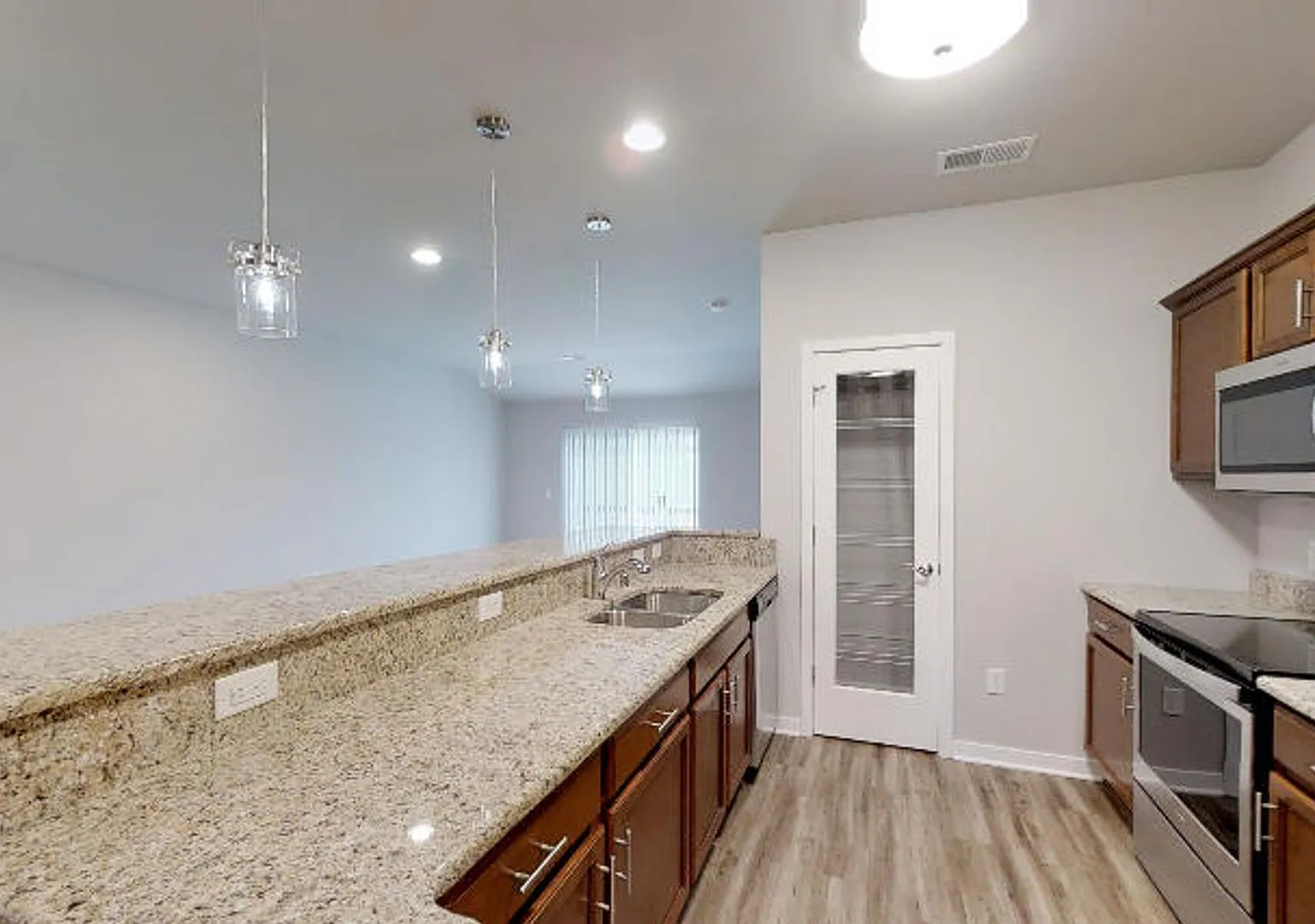 Condo Style Upper 2 Bedroom 2 Bathroom Apartment — Photo 1