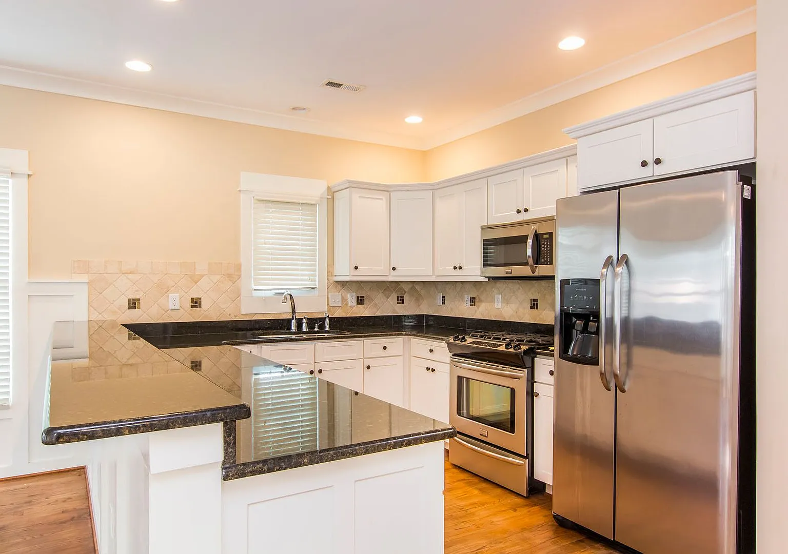 Introducing Your Dream Home in Norfolk: Elegant 3-Bedroom, 2.5-Bath Haven on 2 Floors — Photo 2
