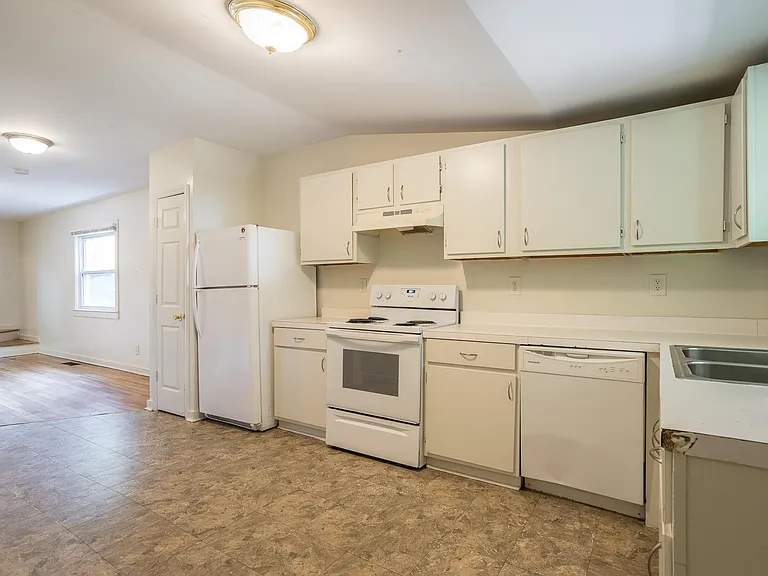 903 Onslow St — Photo 7