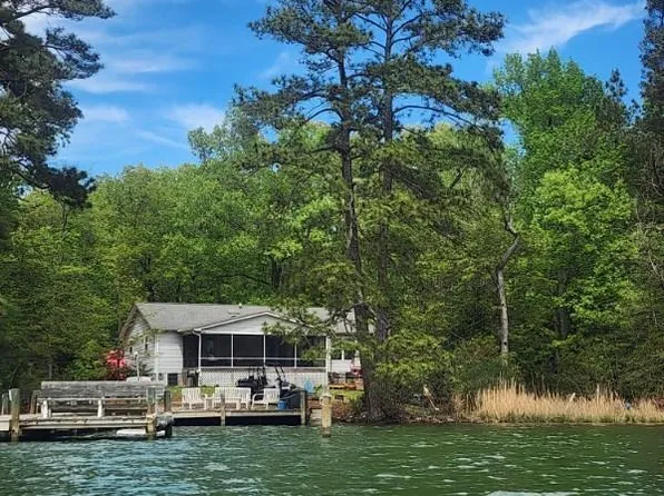 318 Wilton Woods Dr, Hague, VA 22469
