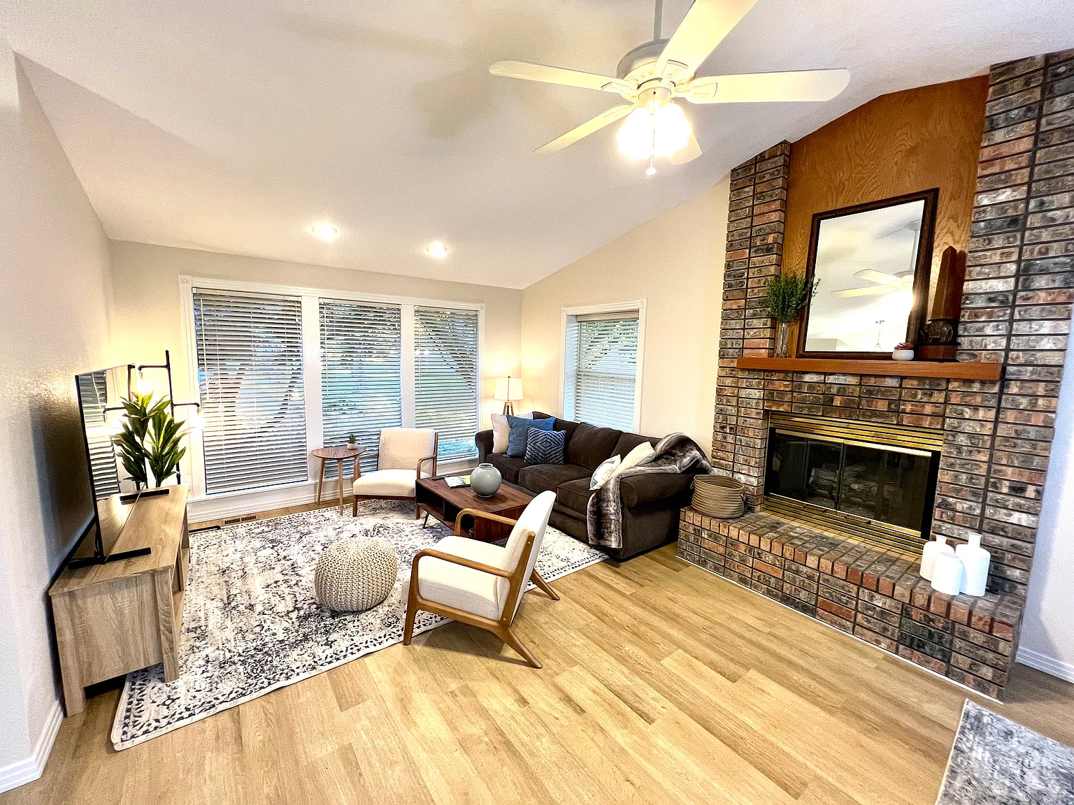 1411 E Woodvine Ct — Photo 3