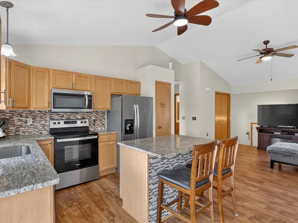 1201 Winston Dr, Edgerton, WI 53534