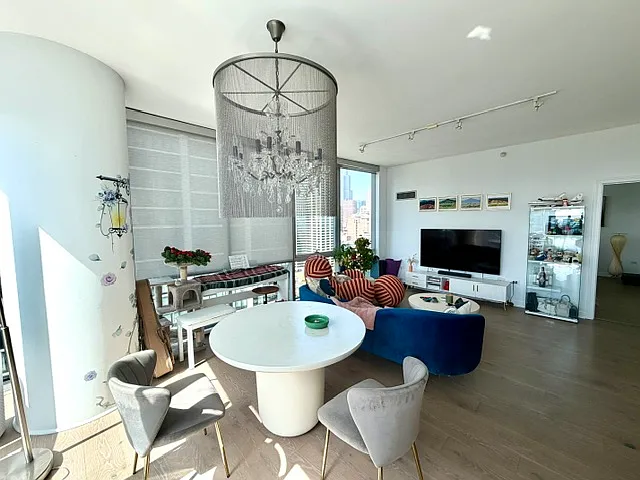 1201 S Prairie Ave — Photo 3