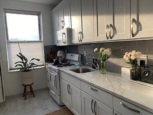 2nd image of 146 Bay 13 St #L