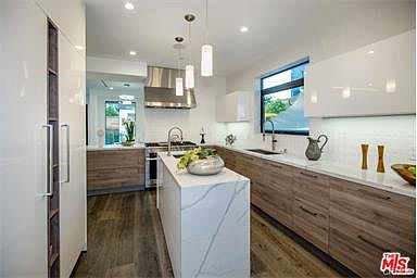 3rd image of 909 S Curson Ave