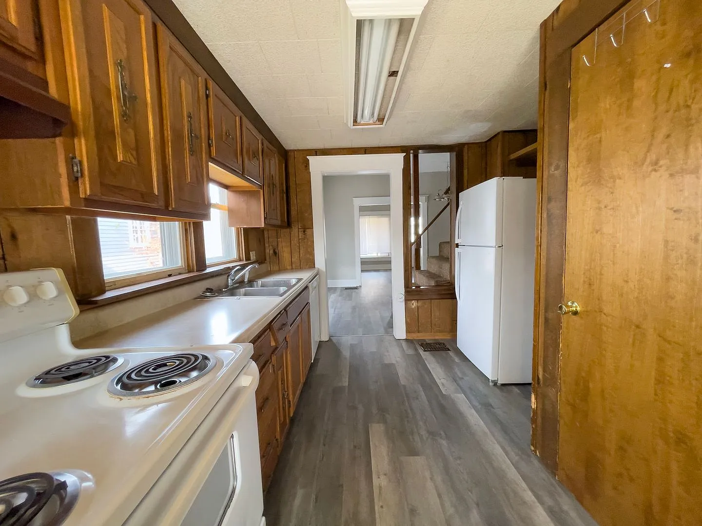 Preleasing For August! Convenient Campus Living | 4br With Fenced Yard & Covered Parking — Photo 2
