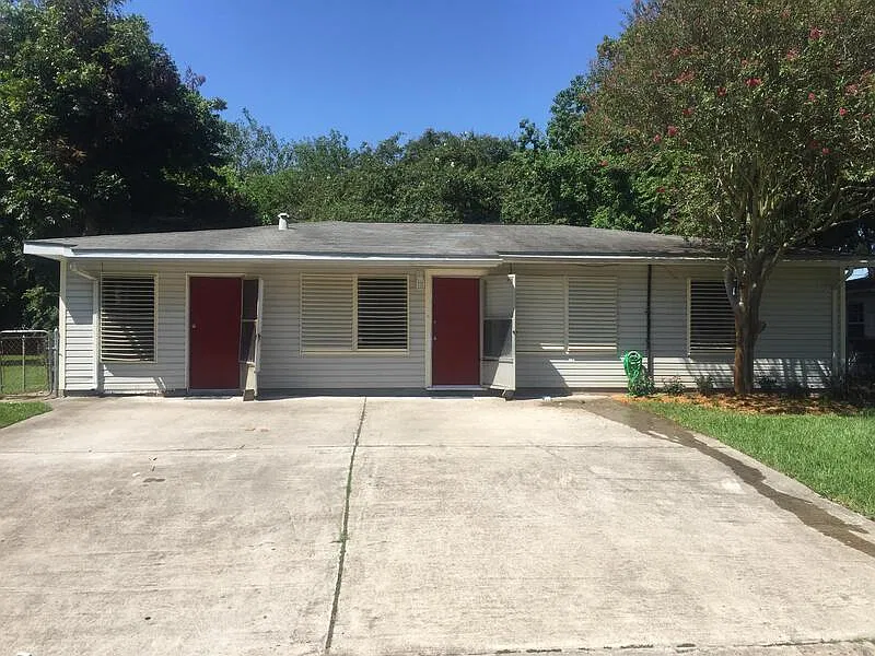4 bed, 1.0 bath, 1400 sqft, $1,495 — Photo 1