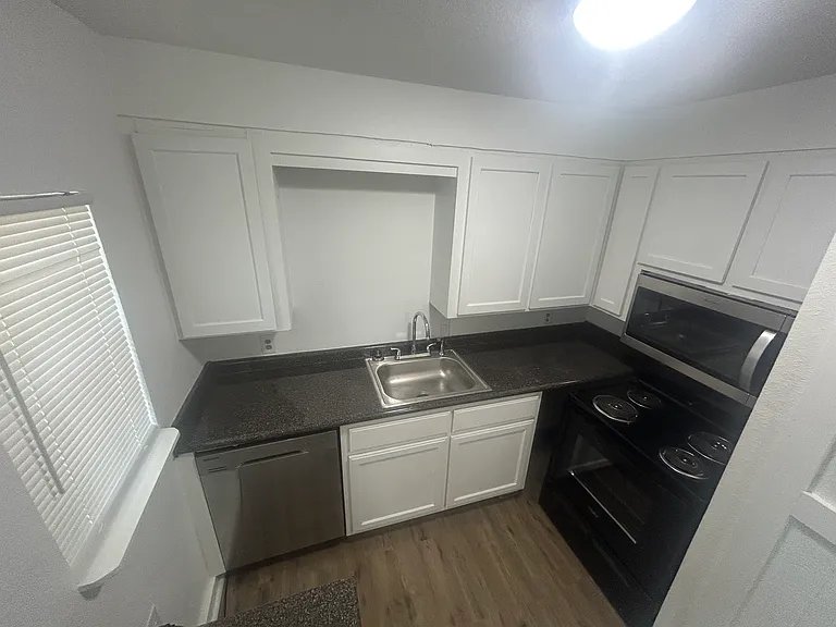 485 Sargent St — Photo 13