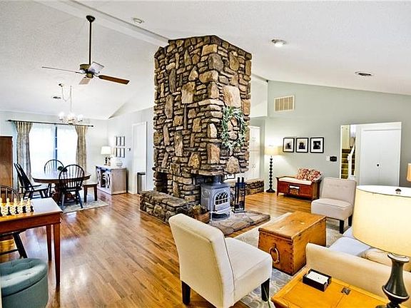 5th image of 2602 W White Oak Dr
