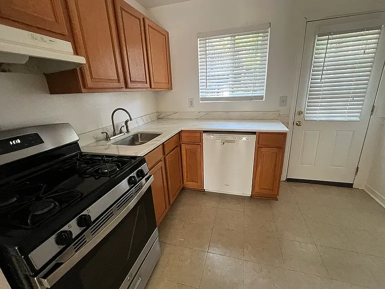 436 N Highland Ave NE #15 — Photo 2