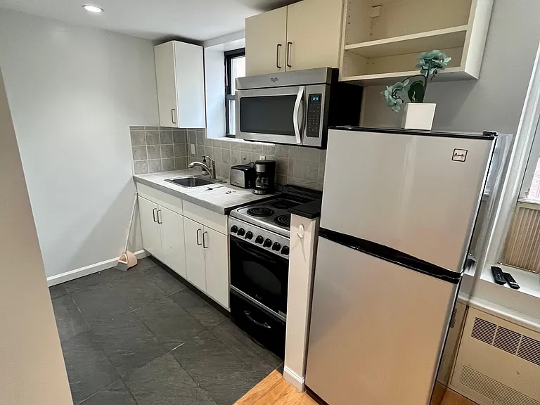 216 E 36th St #8F — Photo 3