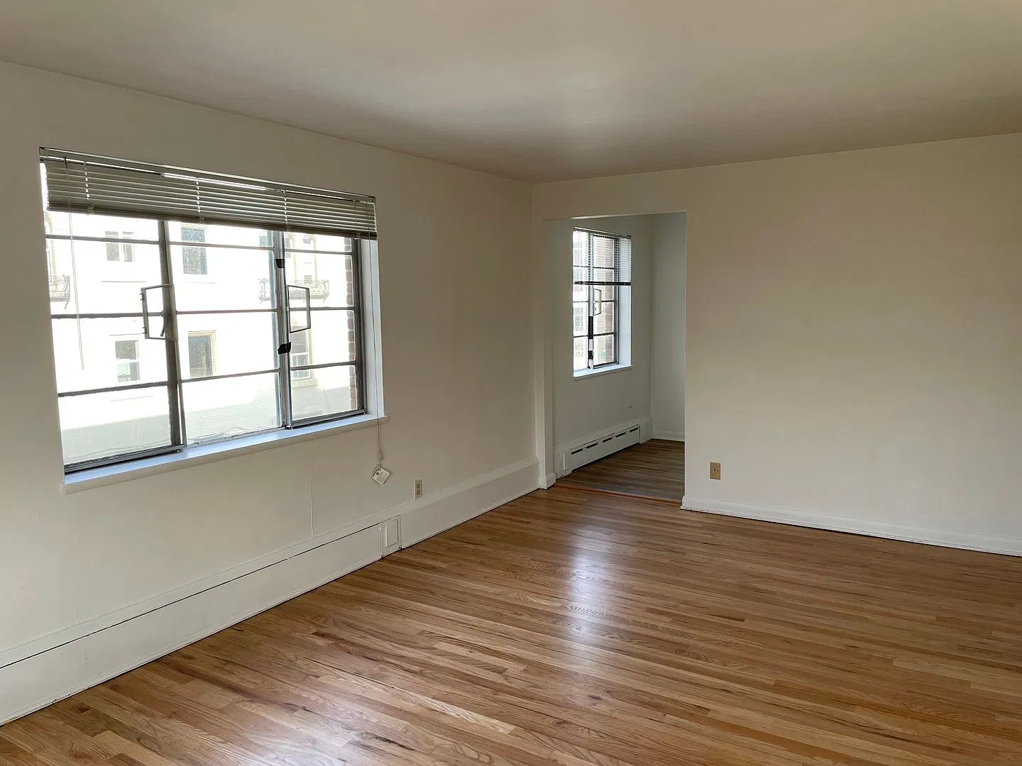 Top floor corner 1BR - beautiful hardwood floors, large bedroom, central Cap Hill location! — Photo 3
