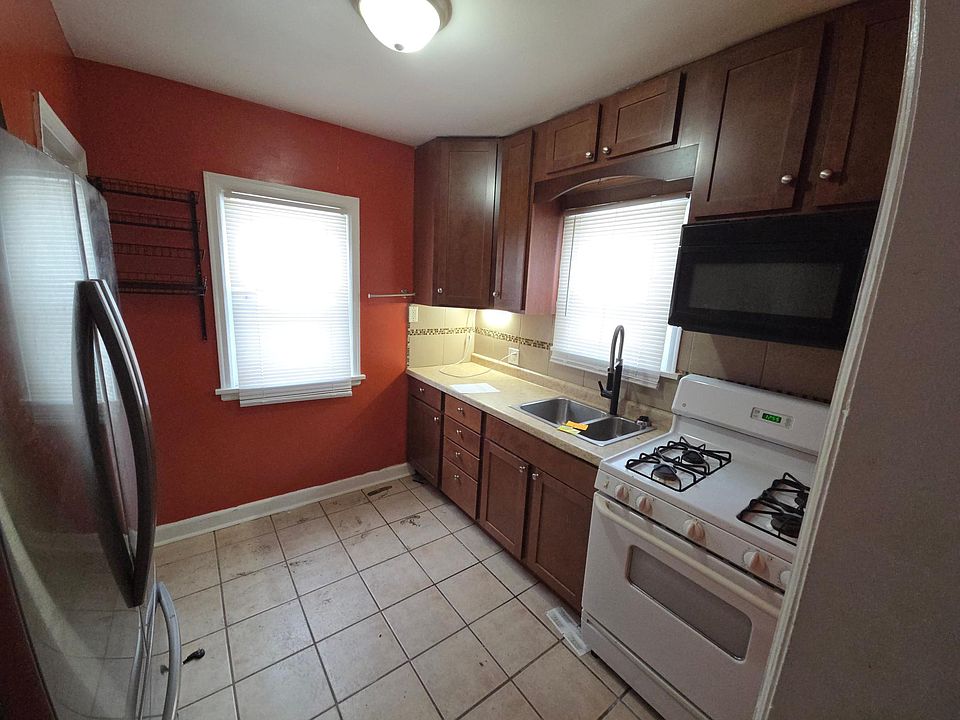 1st image of 1041 6th St E