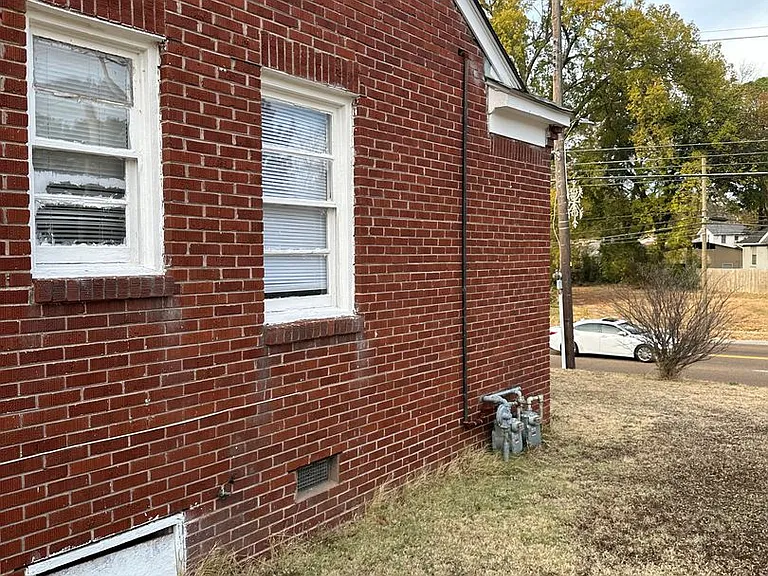 2045 Lamar Ave — Photo 5