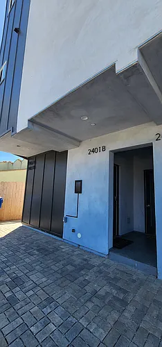 2401 S Redondo Blvd #B Photo 1