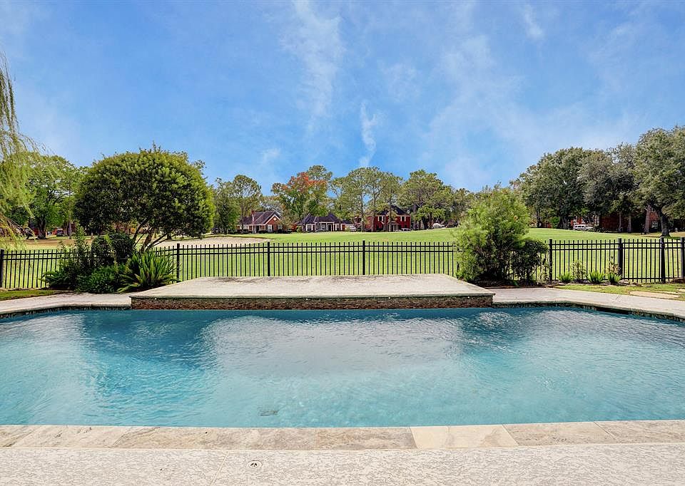 1st image of 2206 Colonial Dr