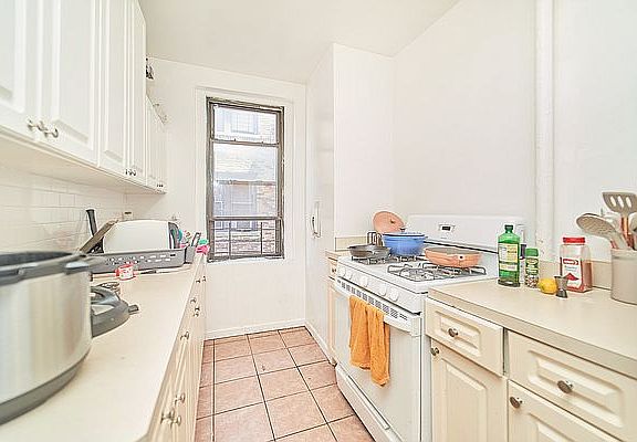 5th image of 2201 Amsterdam Ave APT 5J