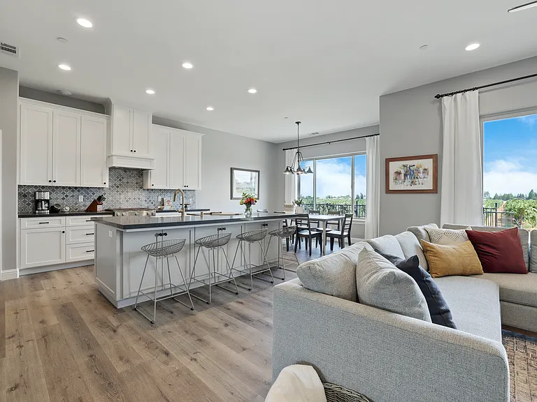 9467 E Jahant Rd — Photo 33