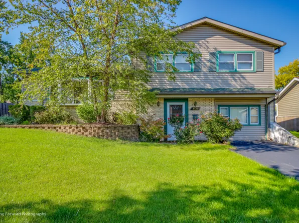 9120 Sycamore Dr, Hickory Hills, IL 60457
