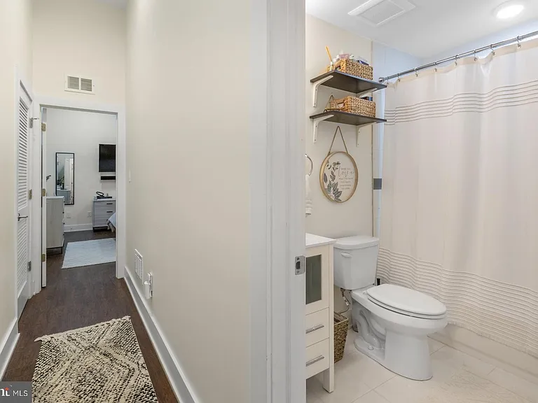 1909 E Hagert St #1 — Photo 19