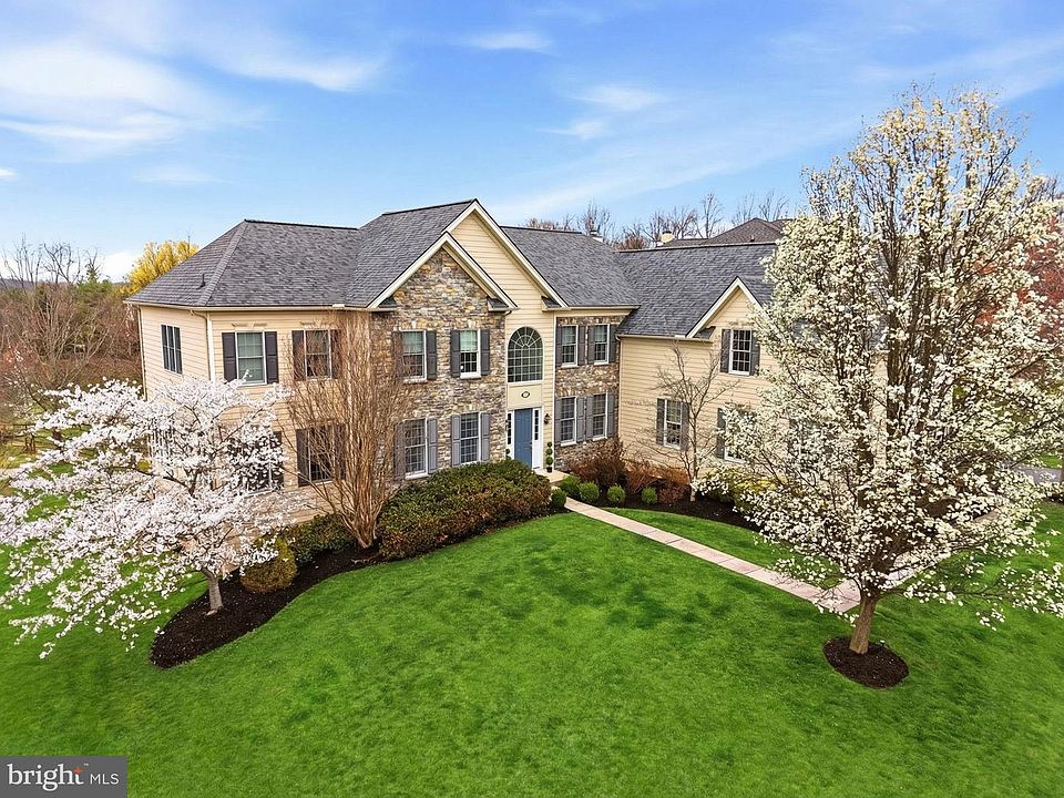 1st image of 9 Goldfinch Cir