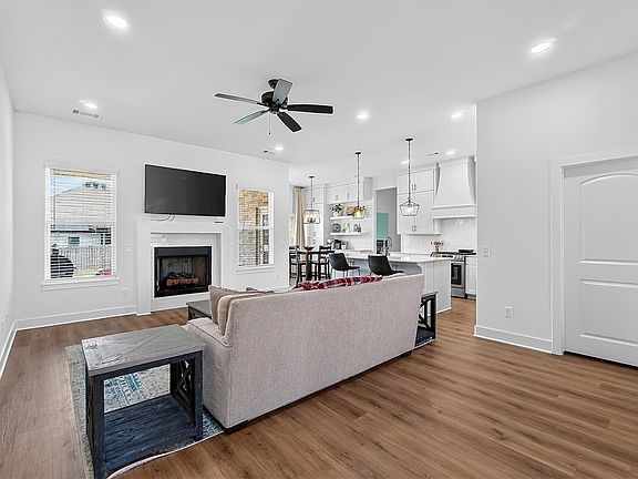 2nd image of 5922 Lavender Ave