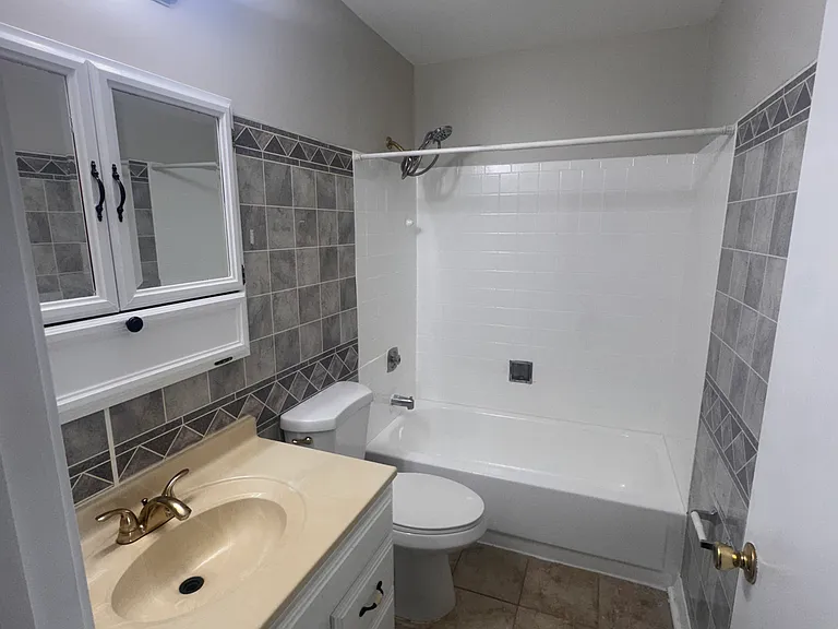 1220 Churchill Dr — Photo 4