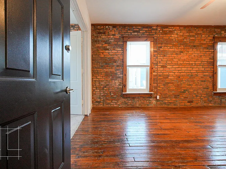 880 Hamlet St. — Photo 2