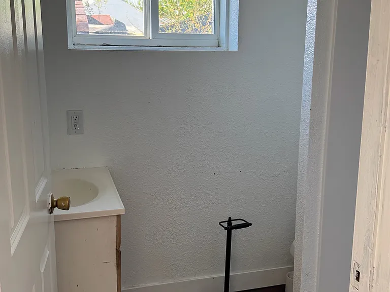 334 Center St — Photo 3