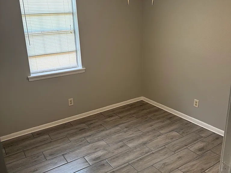 400 S Sawmill Rd — Photo 3